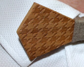 Pied de Biche. Bow tie of Walnut wood cut and engraved laser textured Pied de Biche.