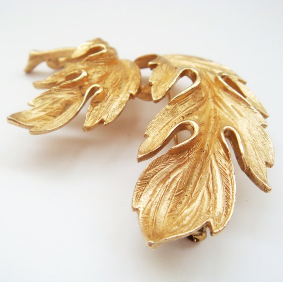 Vintage Lisner Leaf Brooch Signed Gold Tone Leaf Design