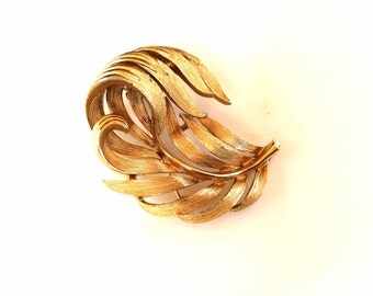 Lisner leaf brooch brushed gold tone ornate vintage costume jewelry