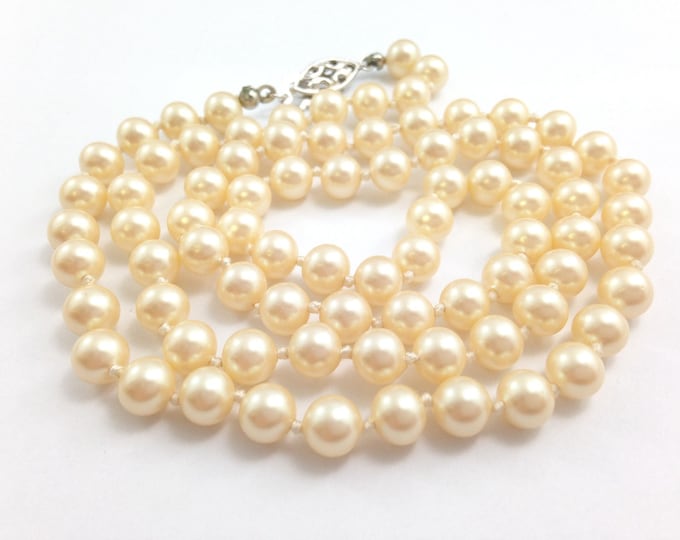 Quality Vintage Pearl necklace, Edwardian style single strand glass ivory pearls, silver clasp. Beautiful vintage pearls. Wedding pearls.