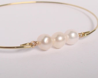Genuine freshwater beads and gold bangle - Bridal pearl bracelet - Bridesmaid gift - Everyday jewelry - Minimalist jewelry