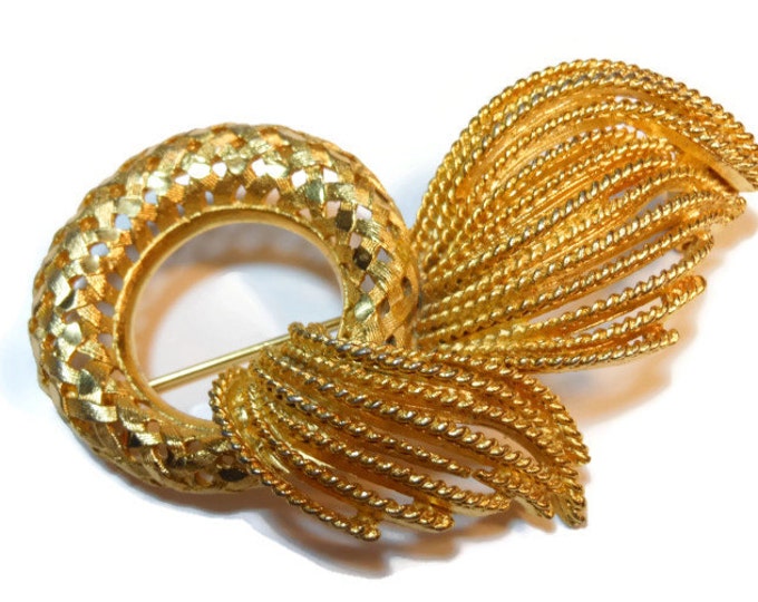 BSK circle brooch gold plated open work lattice brooch with ribbon accent