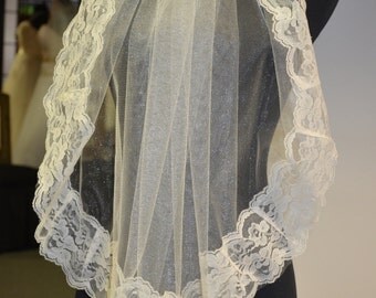 Lace trim ivory veil. vintage wide lace trim veil. wedding bridal lace vintage veil.