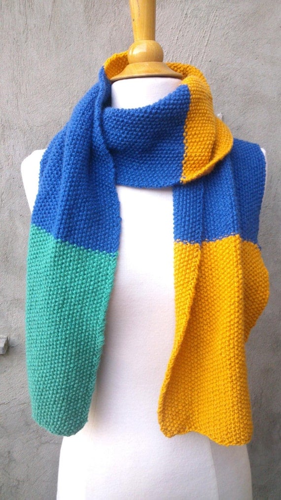 Colorblock scarf in seed stitch knitting pattern by PuceKnitting