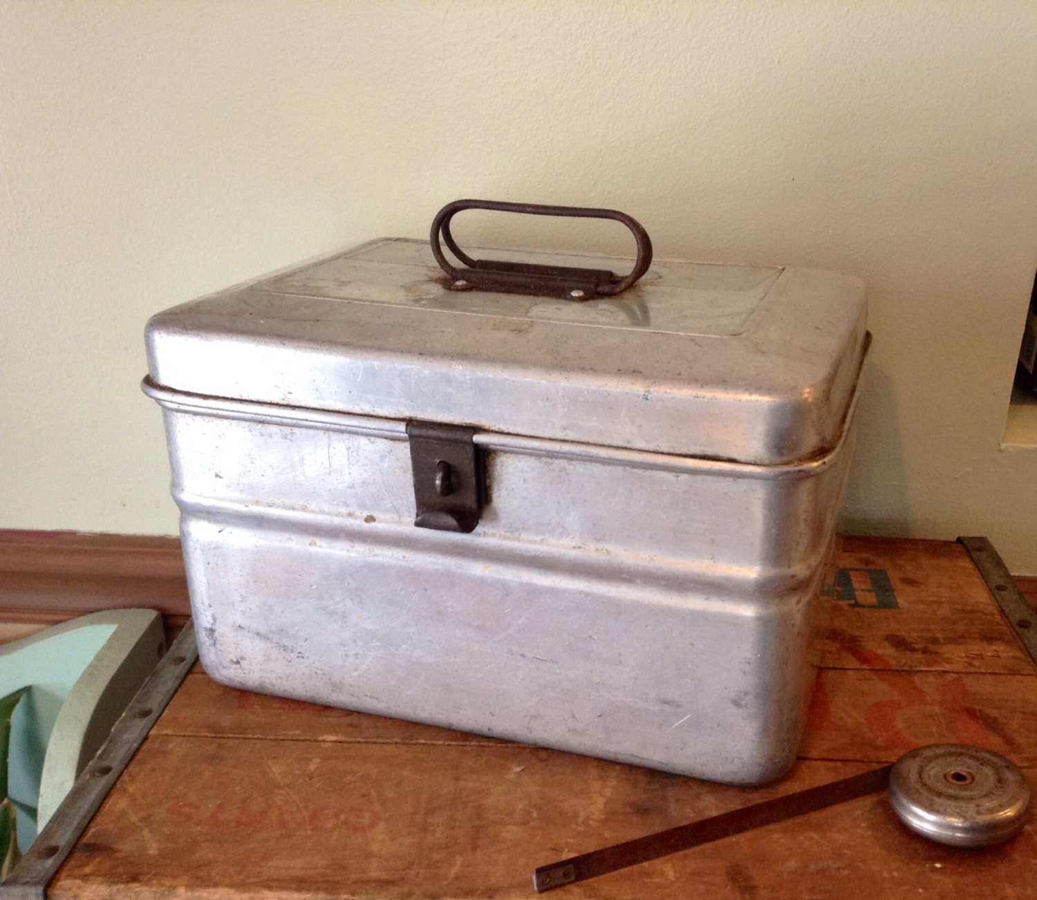 1950s VINTAGE ALUMINUM LUNCH BOX 