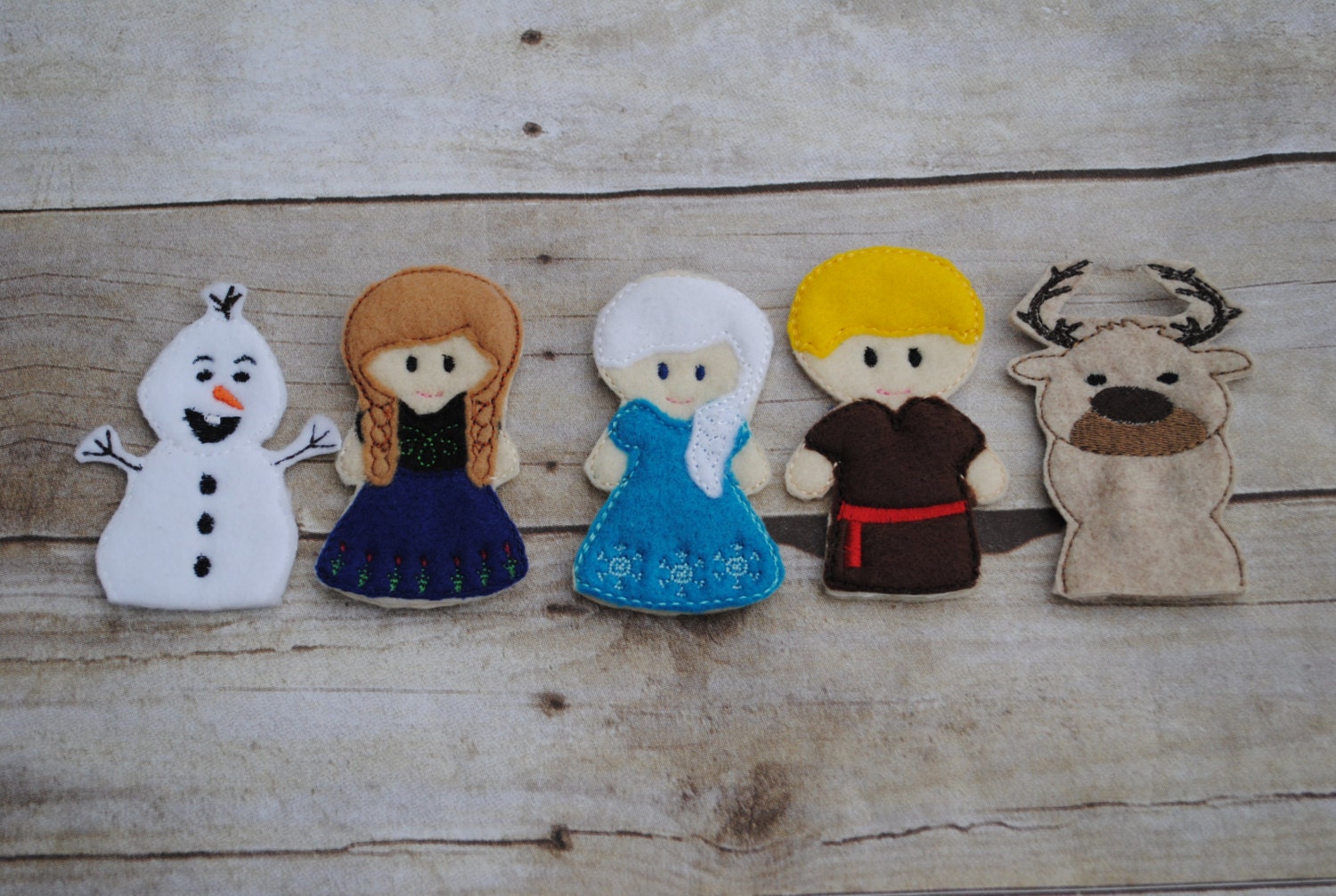 Frozen inspired finger puppets Elsa Anna Olaf by CuteLittlePeas