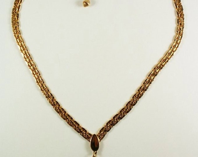 Storewide 25% Off SALE Beautiful Vintage runway goldtone necklace featuring a heart pendant presented on a lovely 20-22" Goldtone chain and