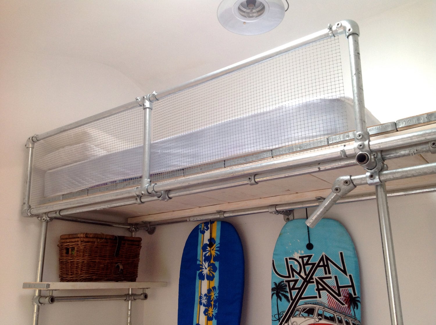 Bunk Bed in Metal Pipe and Scaffold Boards For by RatAndPallet