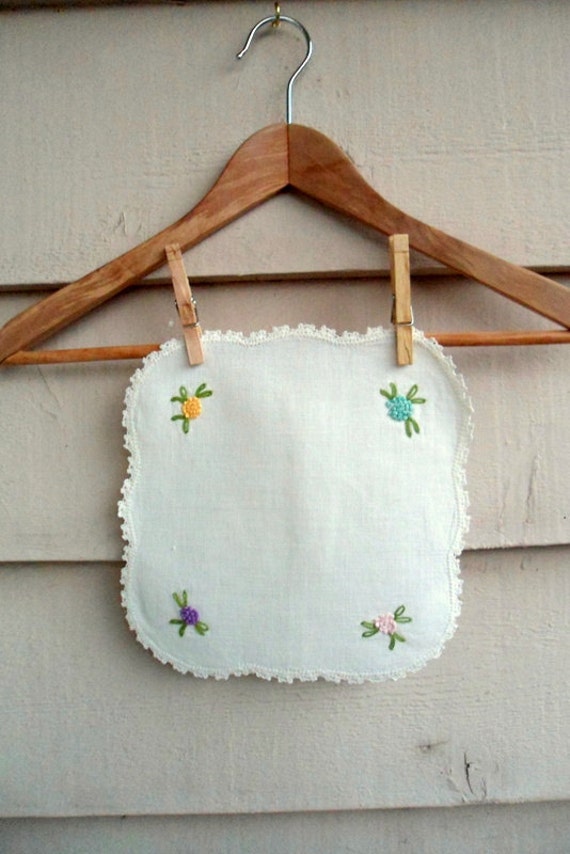 Items similar to Vintage Linen Hand Embroidered Cheerful Hydrangeas