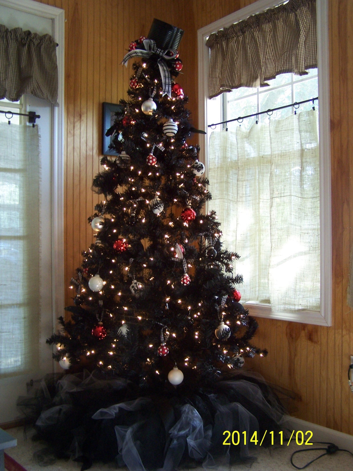 black christmas tree skirt by bowsbaublesandbeads on etsy black christmas tree skirt by bowsbaublesandbeads on etsy