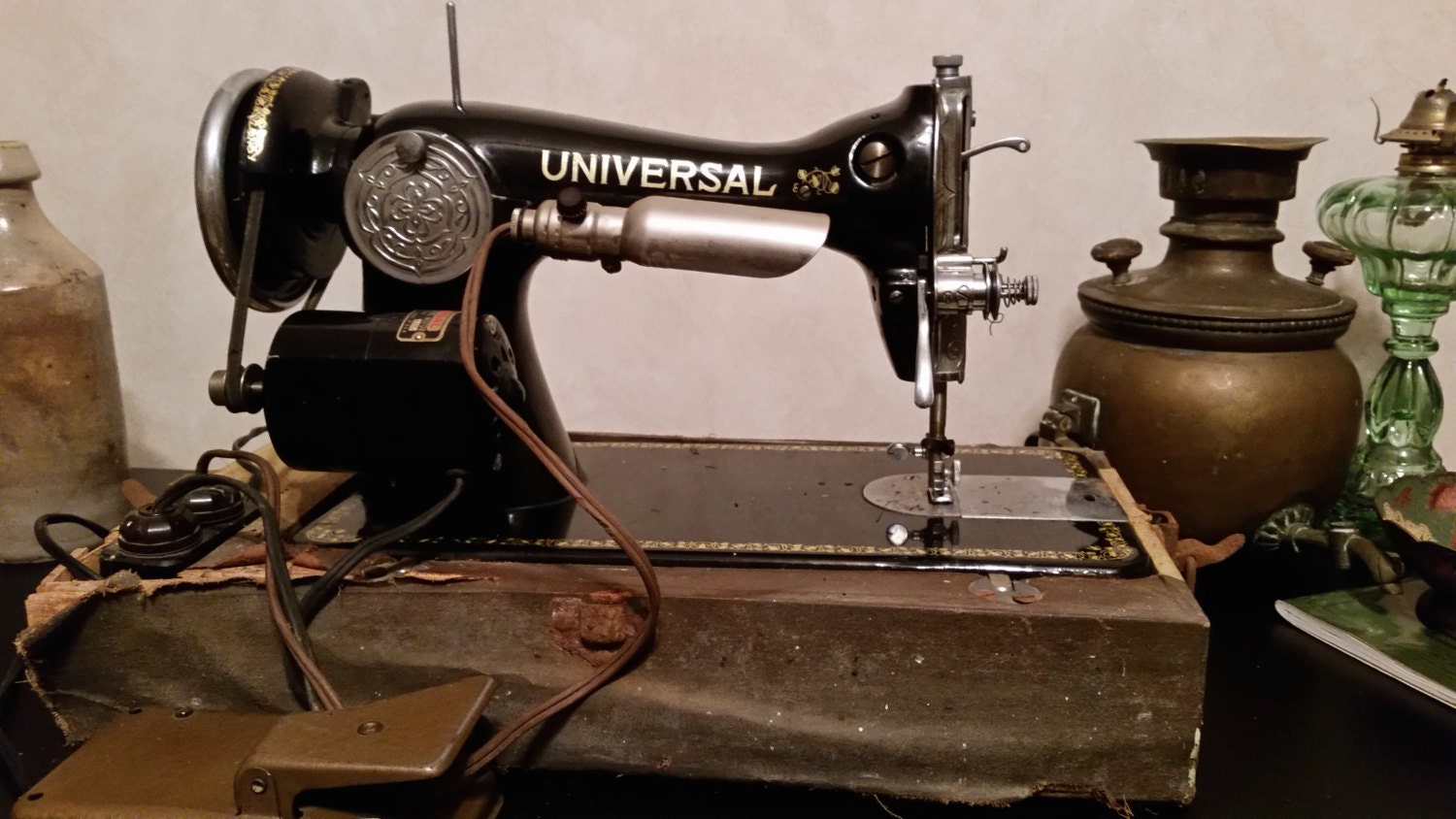 vintage universal deluxe sewing machine