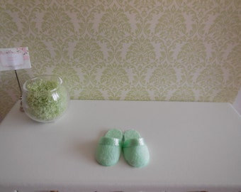 1:12 DOLLHOUSE HOUSE SLIPPERS. Green