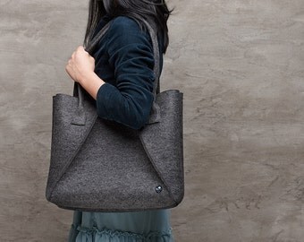 Dark grey Merino wool felt bag, grey large felt bag for woman, grey elegant bag, large felt shoulder bag, everyday bag, handmade bag