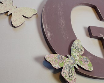 grande lettre patinée en bois avec 2 petites décorations