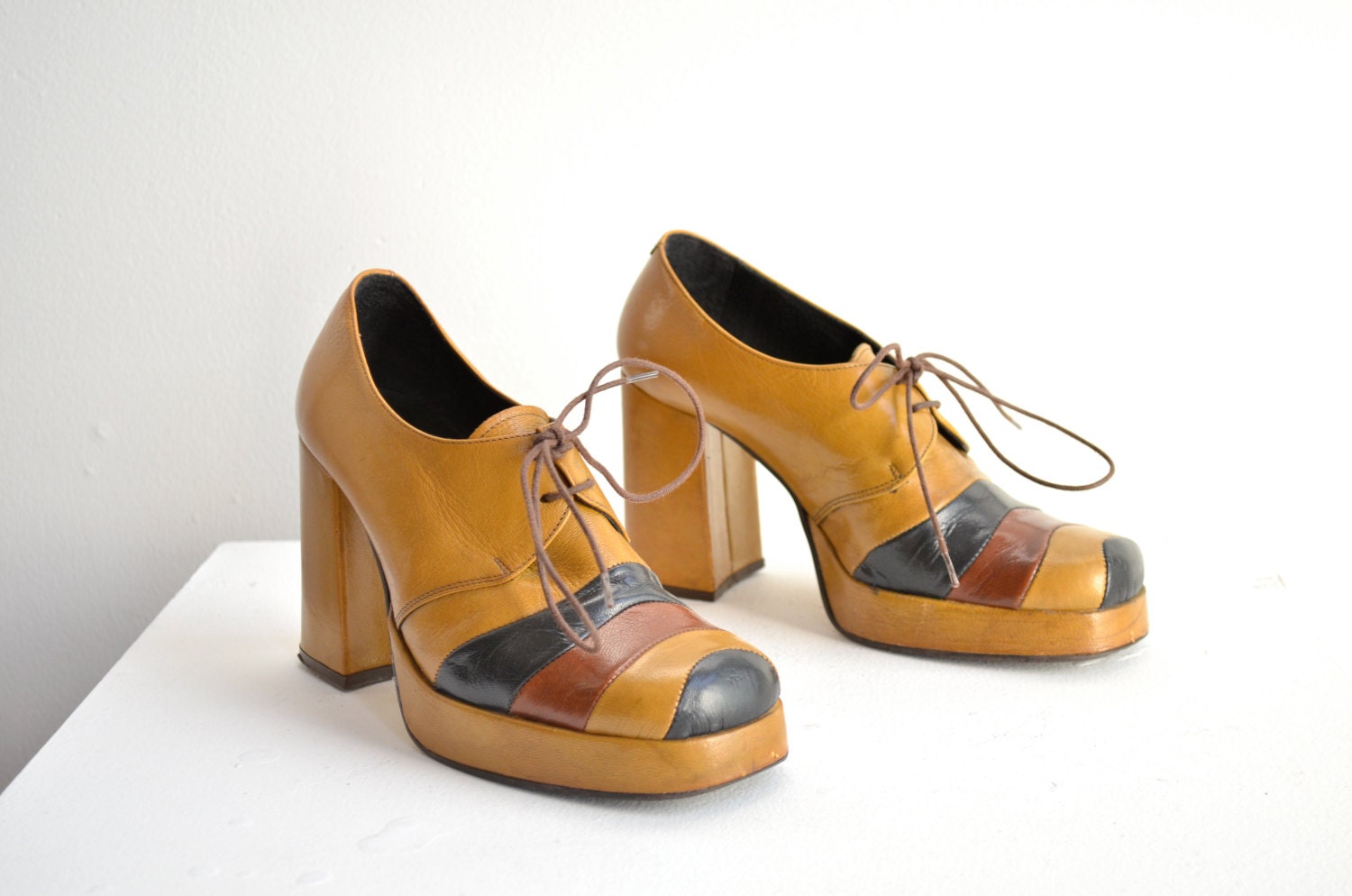 Vintage 1970s leather platform shoes / 7