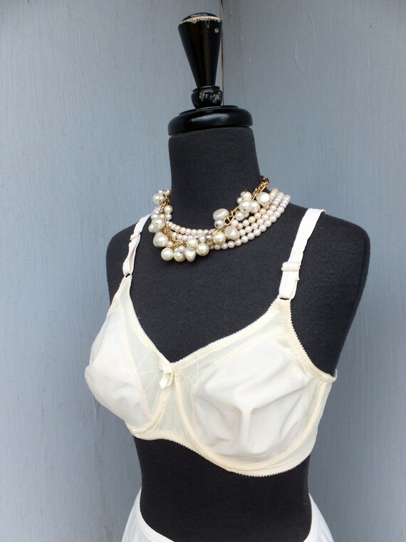 Vintage 60s/70s BALI Nude Bra / Rounded Cups Underwire