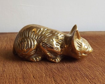 Little brass cat to use as an ornament or paperweight
