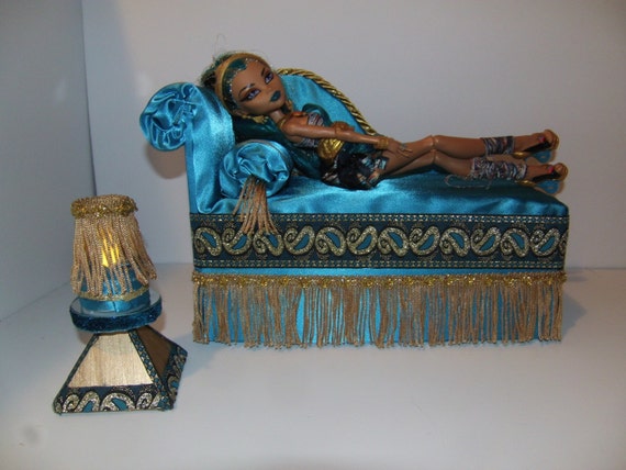 Möbel für monster high puppen handgemachte von monsternitezzzz Bett tisch mit kissen