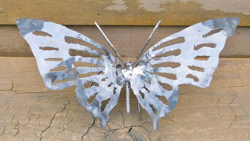 papillon garden statue