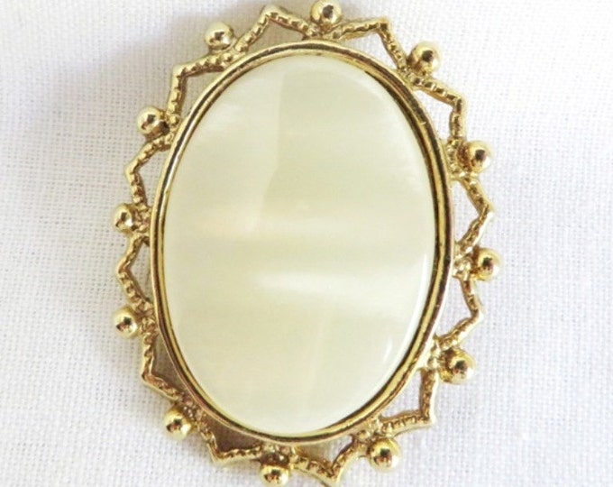 Vintage Cream Moonstone Oval Gold Tone Brooch