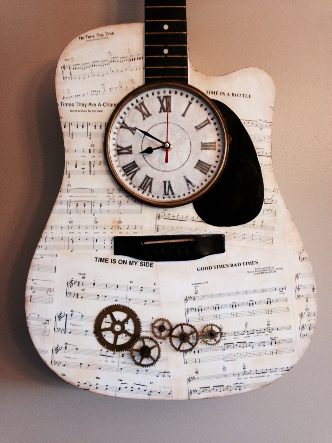 Настенные часы в виде гитары