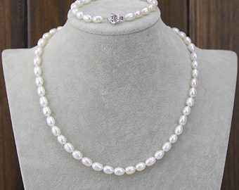 Popular items for oval pearl necklace on Etsy