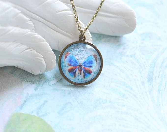 BUTTERFLY KISSES Round pendant metal brass with the image of butterfly under glass // Retro, Vintage, Shabby Chic