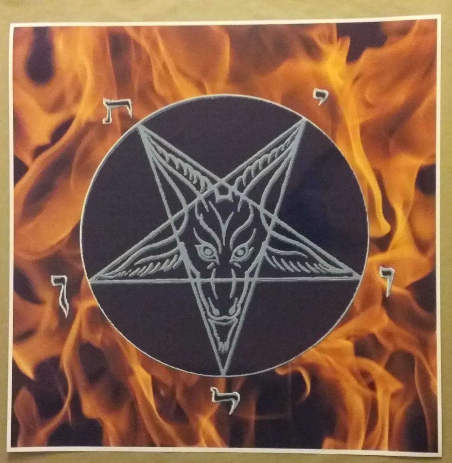 Дьявол и пентакли. Пентаграмма. Пентаграмма сатаны. Знак сатаны. Звезда дьявола.