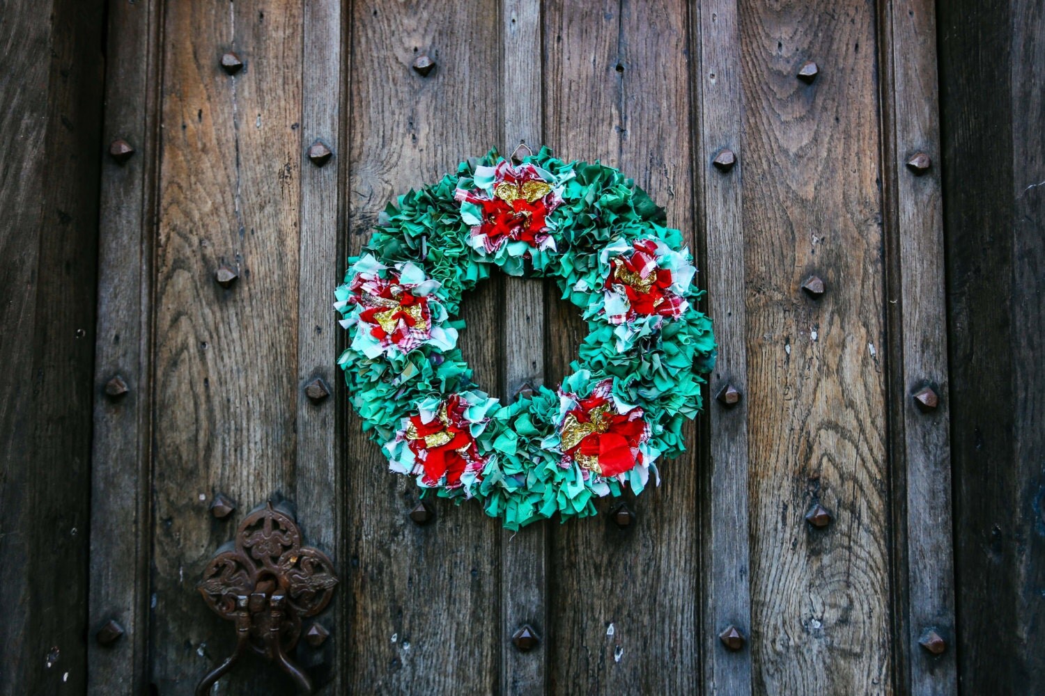 Festive Green Rag Rug Christmas Wreath
