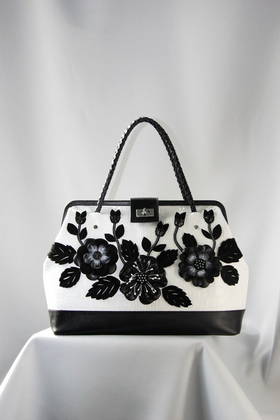 purse black and white