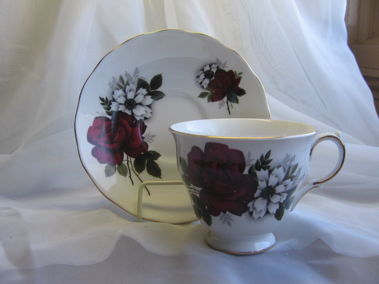 QUEEN ANNE Bone China Tea Cup & Saucer Set England Deep Red