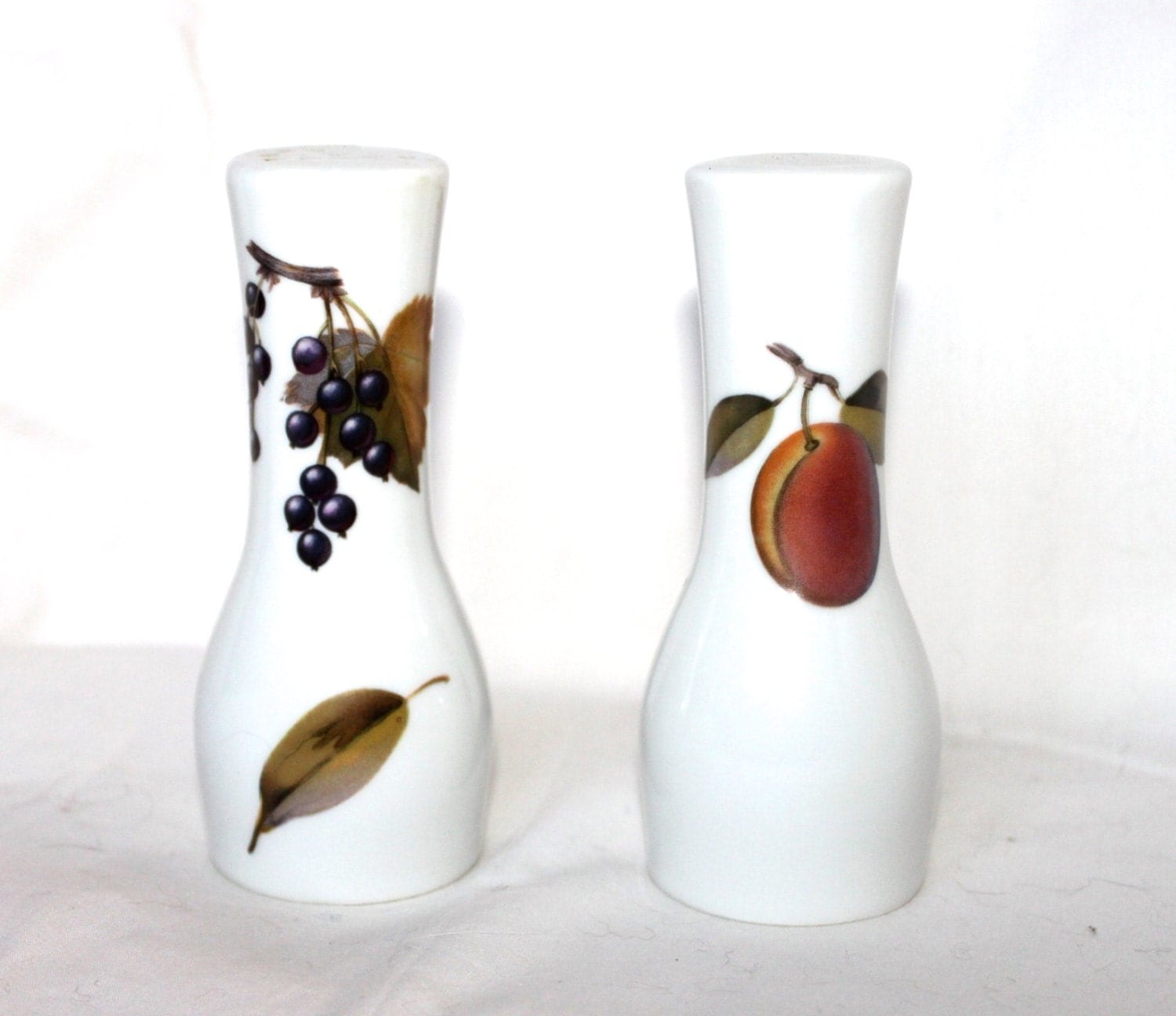 Vintage Royal Worcester Evesham Salt and Pepper Pot / Shakers Haute Juice