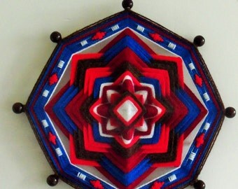 Ojo de dios "Symbiose vibrante" - Mandala de fil réalisé autour de l'association du rouge et du bleu.