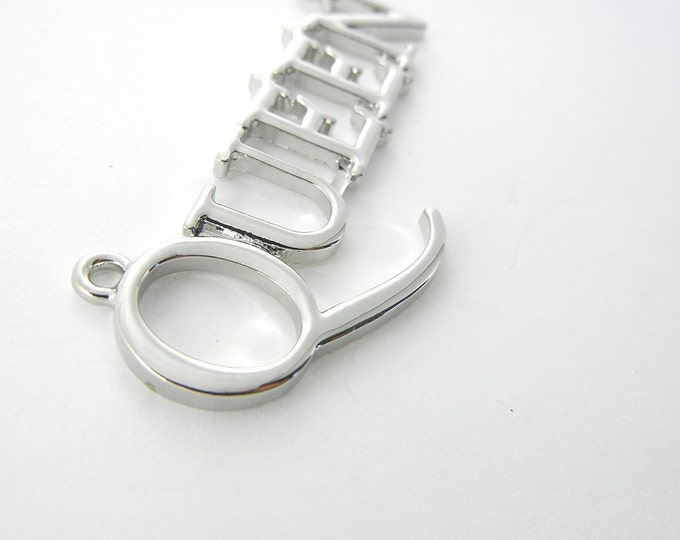 Double Link Silver-tone Queen Word Pendant