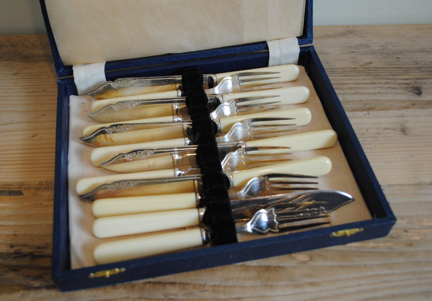 Vintage cased knives and forks set Silver plated EPNS fish pastry
