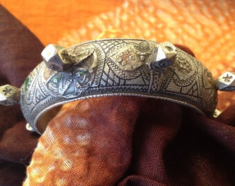 Traditional enamel, Berber Bracelet Adelbidj with knobs