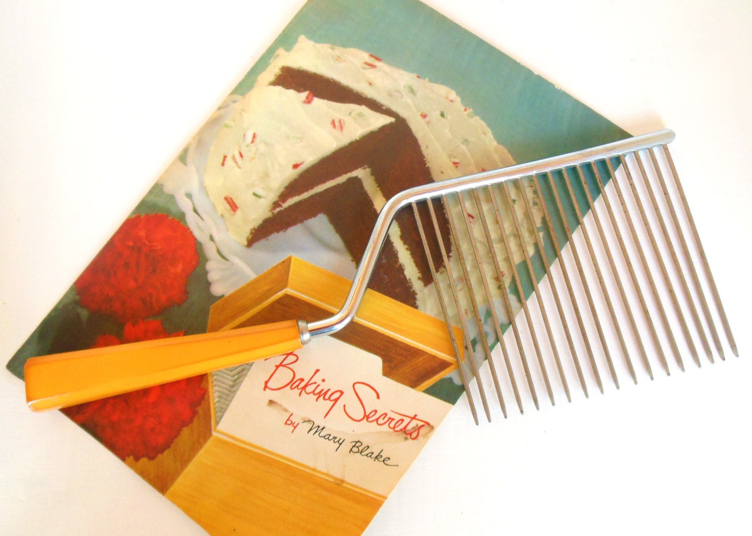 Vintage Bakelite Butterscotch Angel Food Cake Breaker Knife 50’s (item