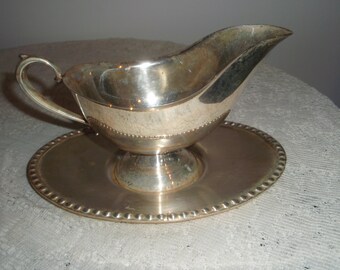 Silver Plate Gravy Boat and Tray, Large silver gravy boat on tray.Elegant serving piece