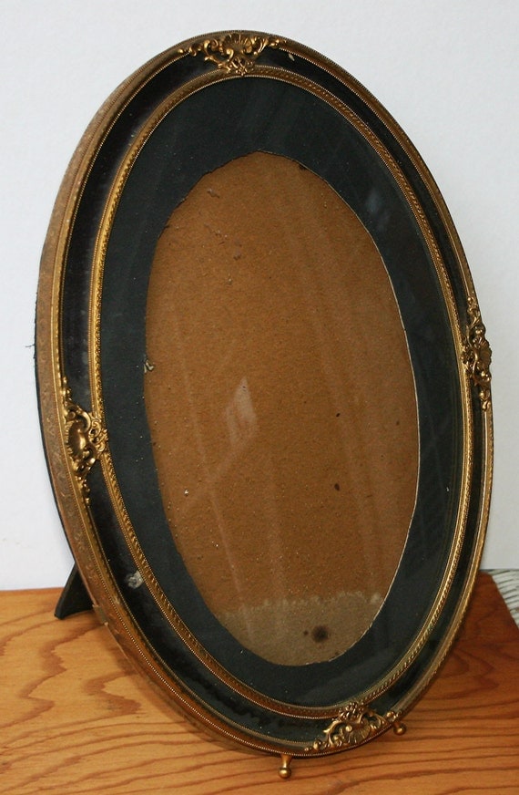 Antique Brass Victorian Oval Picture Frame with Convex Glass