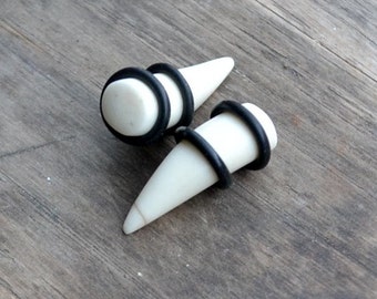 Bone plugs, horn ear plugs, 8 mm plugs, boho ear plugs, 5/16 plugs, 0 gauge plugs, 0 gauges boho plugs, 0 gauges horn plugs, etsyitaliateam