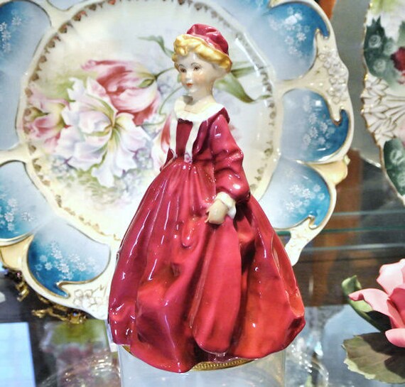 Figurine Royal Worcester Grandmothers Dress Made in England Bone China Porcelain Freda G Doughty Mid Century English Figure Collectible