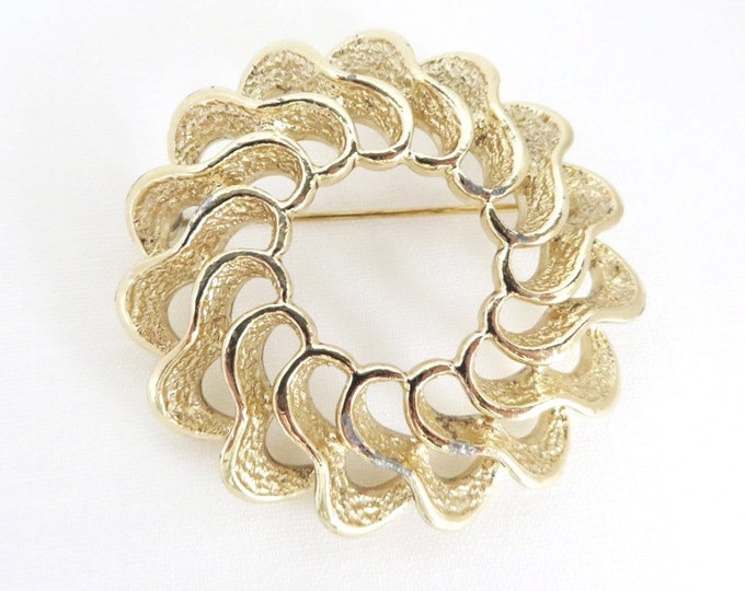 ON SALE! Vintage Sarah Coventry Abstract Circle Pin, Gold Tone Wreath Brooch, 1970s Designer Pin