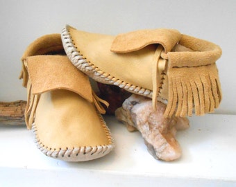 Short Moccasins With Fringe, Traditional Native American Plains Style, Made to Order, Handmade, Handsewn, Powwow, Earthing Shoes, Natural