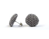 Grey studs earrings in knitted fabric