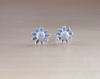 SLUYNZ 925 Sterling Silber Gänseblümchen Ohrringe - Weiße Blume Ohrstecker
