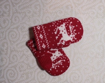 Adorable hand-made children mittens with deer pattern