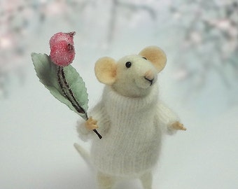 Needle Felted Animal , Mouse with a bouquet , Decoration , Art Doll , Waldorf animal , Eco-friendly