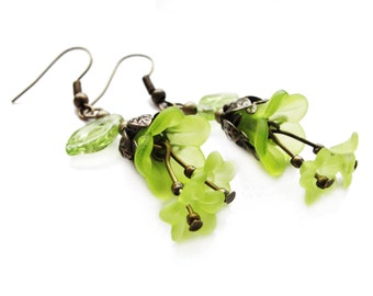 ROMANTIC STYLE Lucite flowers - bright green dangle earrings, acrylic floral earrings - gift for her, vintage style