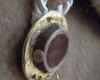 Retro brooch in various materials-Retro brooch in various materials