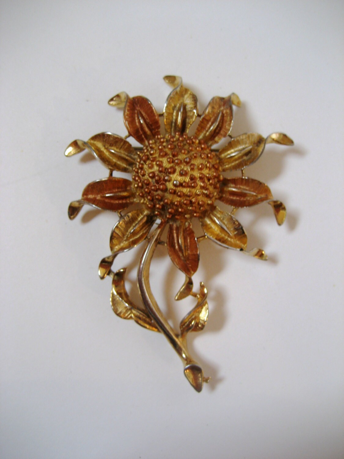 Large vintage SUNFLOWER brooch. Gold tone. FLOWER POWER. 3